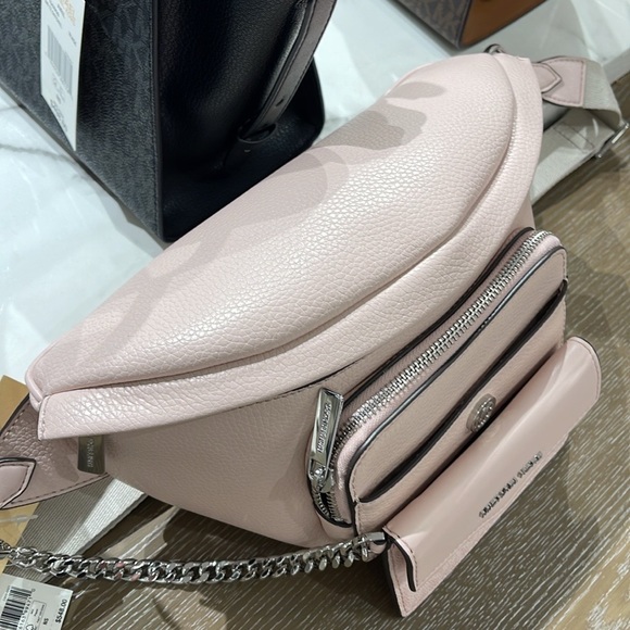 MICHAEL KORS
Maisie Large Pebbled Leather 2-in-1 Sling Pack
Lt Powder Blush
NWT - Picture 6 of 16